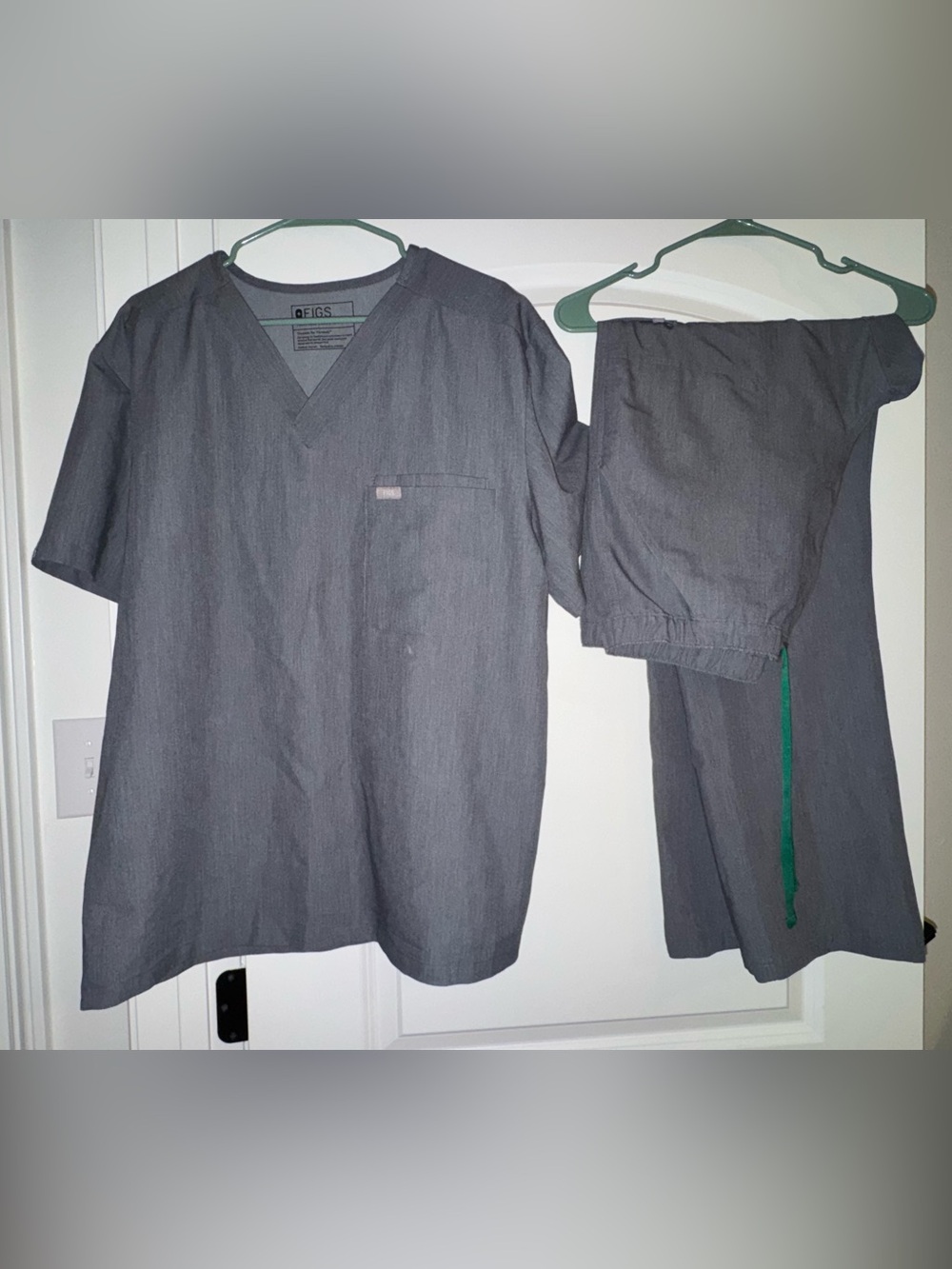 FIGS Men's Grey Scrub Set
